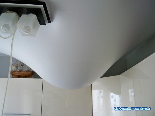 Повреждения натяжных потолков и способы устранения