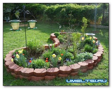 Клумба из кирпича своими руками Клумба из кирпича своими руками