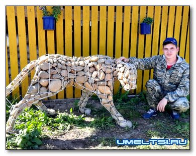 фигуры из проволоки и камней